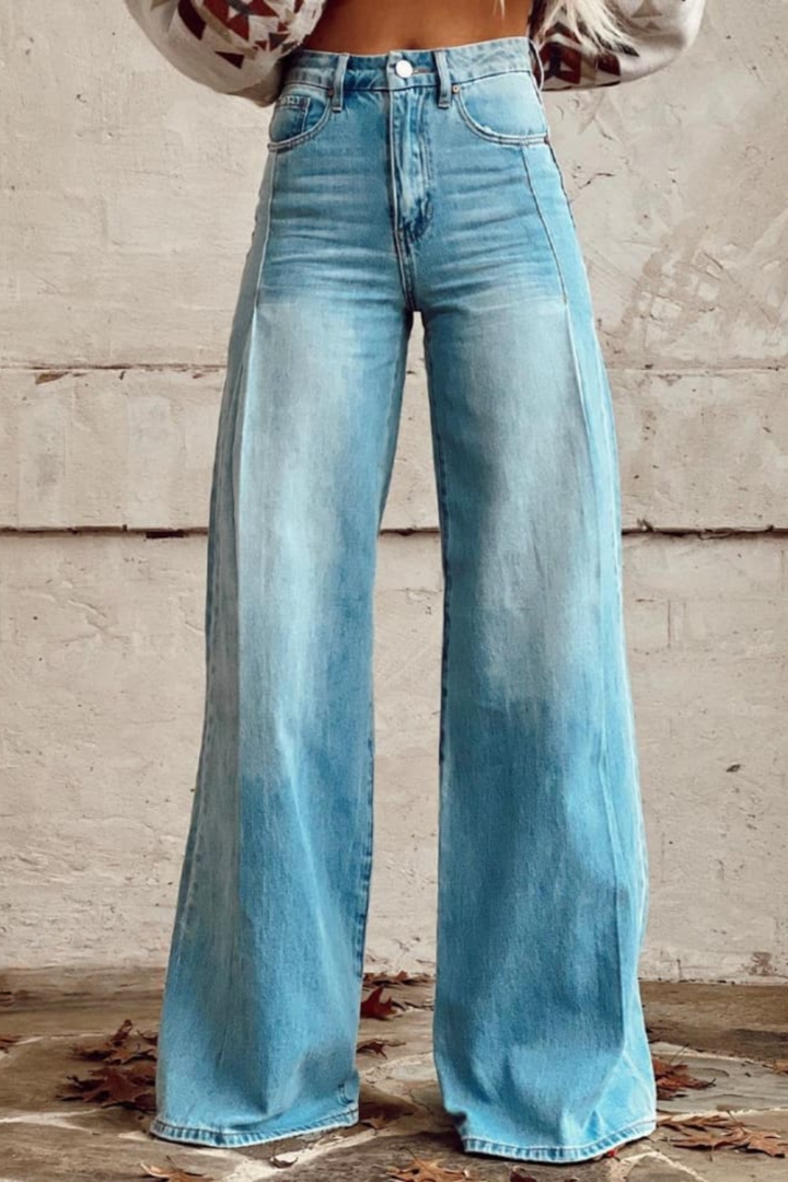 Freya | Classic High-Waist Light Wash Flared Jeans